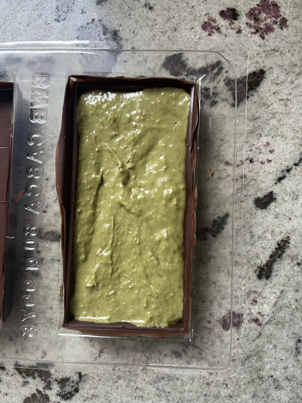 Remplissez le moule de pistache