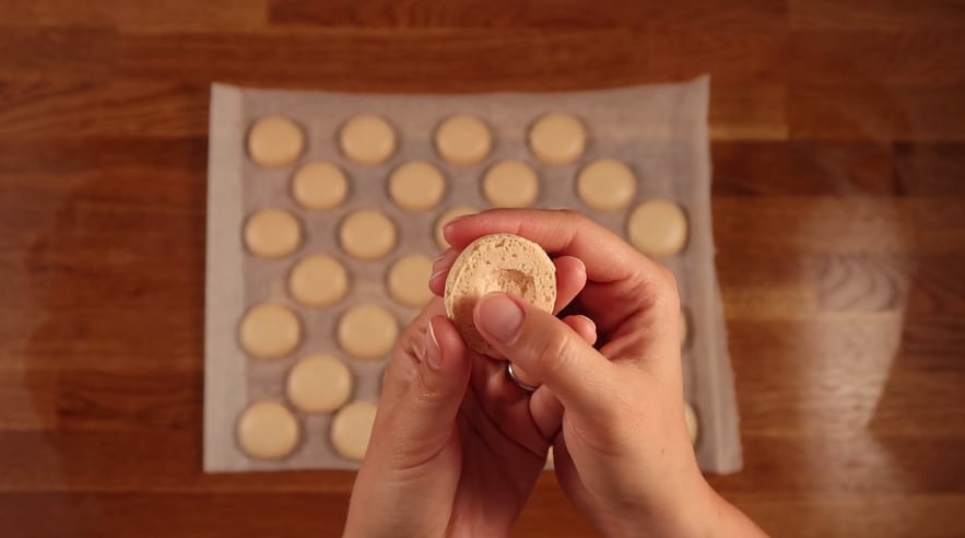 Recette de macarons : techniques et ustensiles essentiels Moulage du macaron