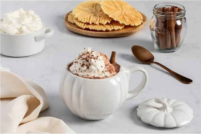 Mug citrouille Le Creuset Blanc rempli de chocolat chaud et chantilly