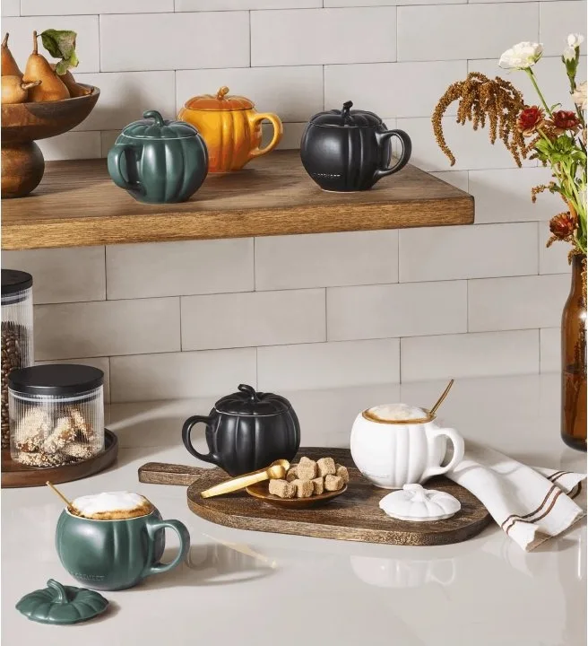 Mugs citrouille Le Creuset 40 cl en Forêt, Volcanique, Noir Mat et Blanc sur une étagère